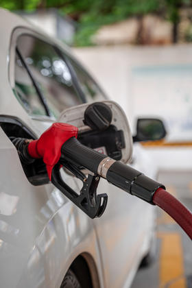  汽车油表剩多少加油好？老司机：别再等油灯亮了才去！