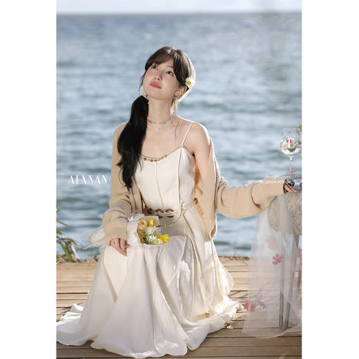 鹿向南「心动讯号」杏色连衣裙2025春季新款女装法式时尚吊带裙 商品图4