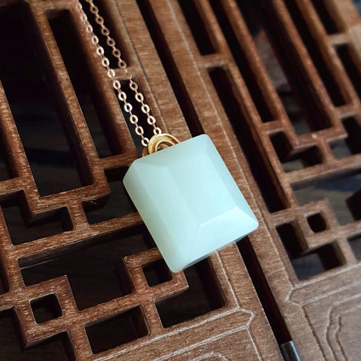 【天然正品】AU750黄金镶天然新疆料小方块和田玉吊坠项链中性100825NJS08现售价：680特价 商品图6