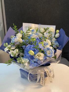 蓝白色系玫瑰花束