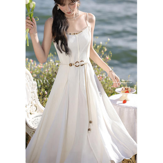 鹿向南「心动讯号」杏色连衣裙2025春季新款女装法式时尚吊带裙 商品图2