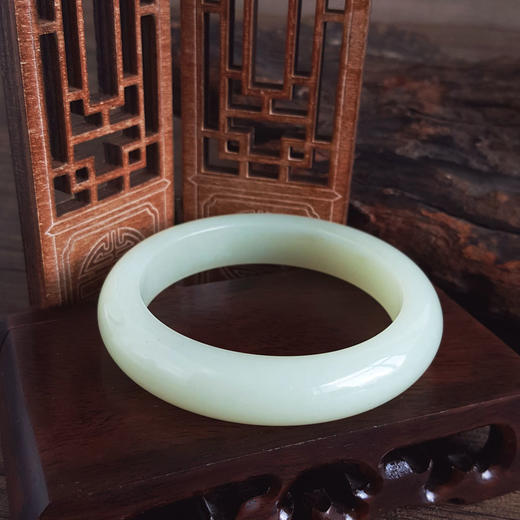 【天然正品】天然无纹裂细腻俄料油润度佳57号和田玉手镯57.1MM女士280825NJM05现售价：1780 商品图5