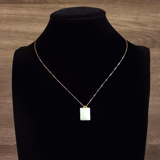 【天然正品】AU750黄金镶天然新疆料小方块和田玉吊坠项链中性100825NJS08现售价：680特价 商品图7