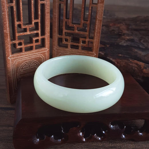 【天然正品】天然无纹裂俄料油润度佳58号宽版和田玉手镯57.8MM女士280825NJM04现售价：1680 商品图5