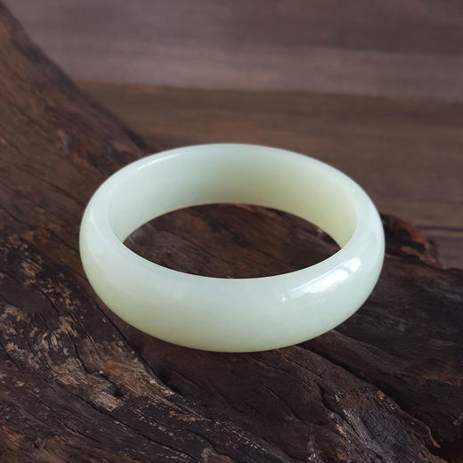 【天然正品】天然无纹裂俄料油润度佳58号宽版和田玉手镯57.8MM女士280825NJM04现售价：1680 商品图3