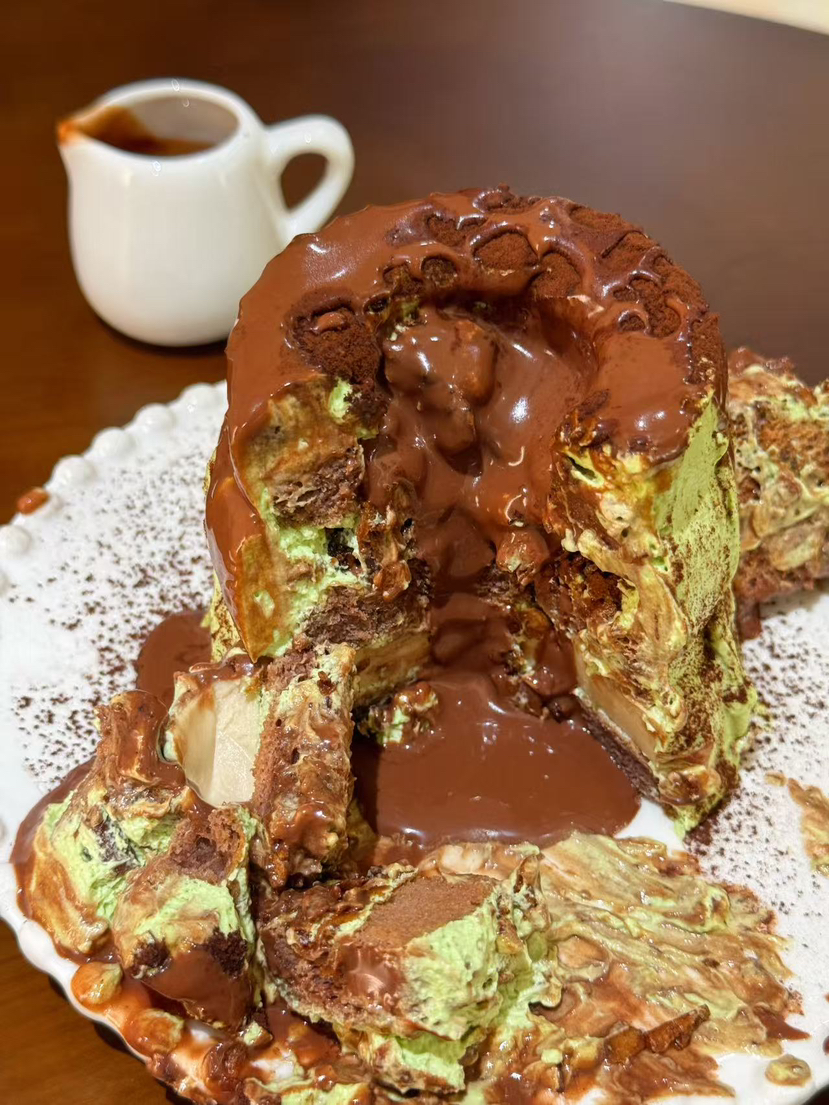 火山熔岩巧克力蛋糕（想在堂食时拥有一款颜值与口感双在线、还能治愈心情的小蛋糕？这款火山熔岩巧克力，闭眼入！）