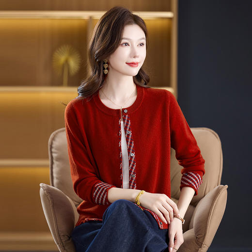 fgtt2567262025秋冬新款圆领针织开衫女宽松显瘦气质百搭拼色上衣妈妈羊毛衫 商品图0