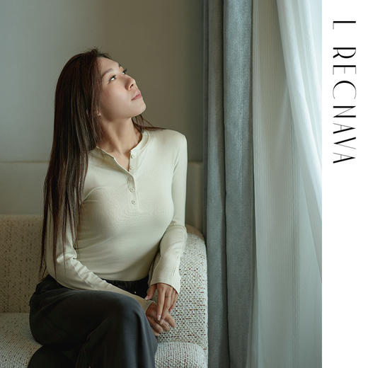 L RECNAVA 莫代尔软糯长袖针织 竖纹纽扣半开襟打底衫 商品图5