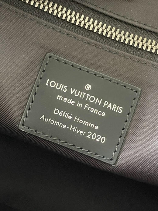 夏季特惠💰850 原单LV M40511 尺寸：33×22.5×11cm VOYAGER 黑花邮差包 变码芯片 商品图8