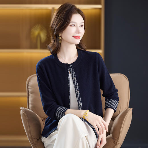 fgtt2567262025秋冬新款圆领针织开衫女宽松显瘦气质百搭拼色上衣妈妈羊毛衫 商品图3