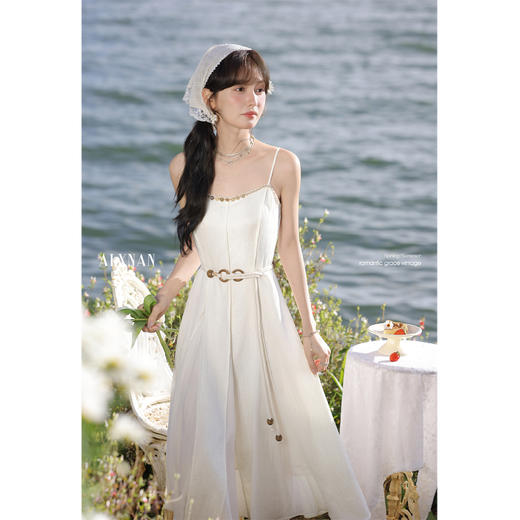 鹿向南「心动讯号」杏色连衣裙2025春季新款女装法式时尚吊带裙 商品图0