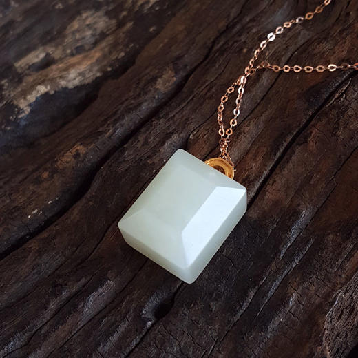 【天然正品】AU750黄金镶天然新疆料小方块和田玉吊坠项链中性100825NJS08现售价：680特价 商品图3