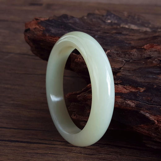 【天然正品】天然无纹裂细腻俄料油润度佳57号和田玉手镯57.1MM女士280825NJM05现售价：1780 商品图3