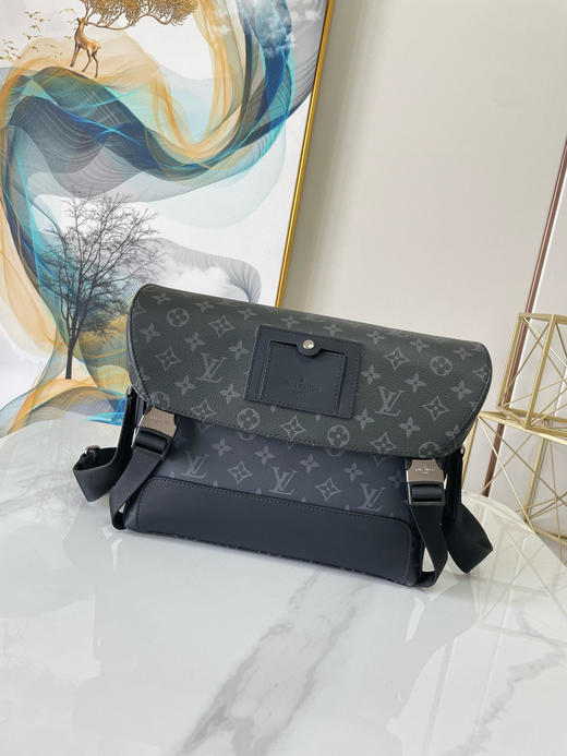 夏季特惠💰850 原单LV M40511 尺寸：33×22.5×11cm VOYAGER 黑花邮差包 变码芯片 商品图0