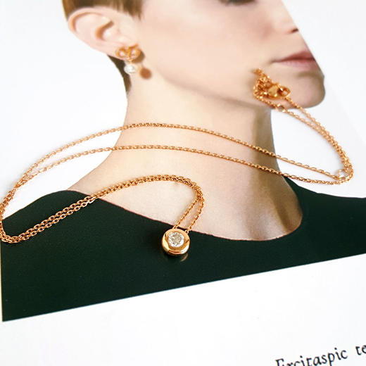 【天然正品】周大福AU750玫瑰金时尚经典款0.205克拉钻石吊坠项链女士240825NJS09现售价：2880 商品图4