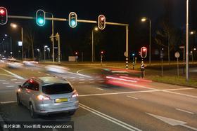  没写红灯可右转，能不能右转？