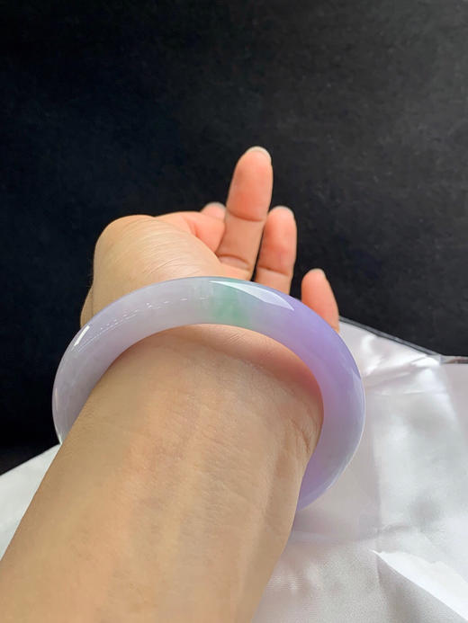 620707，57.8圈口，冰春彩圆条美人条，粉紫飘一抹甜绿，种水好，底子细润 商品图5