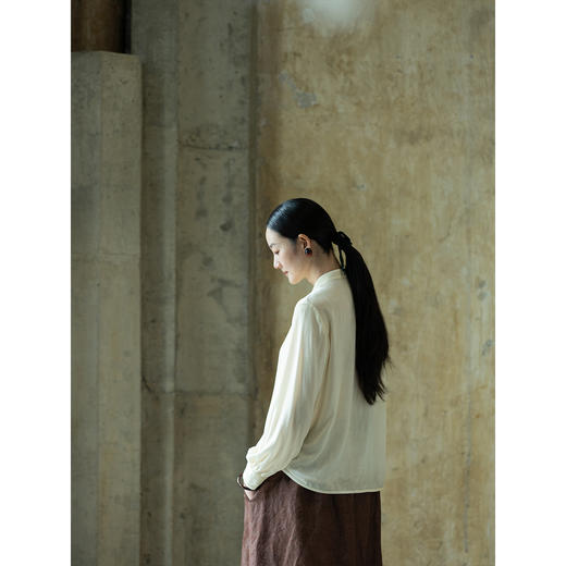 牧衣游原创 丝绒净色衬衫女秋季新款光泽感气质宽松百搭开衫 喜番 商品图2