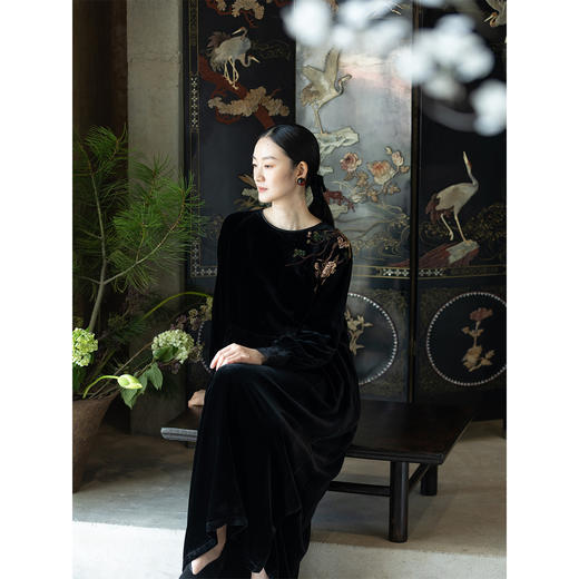 牧衣游原创 丝绒精工手绣连衣裙女新品宽松圆领复古文艺长裙 高绿 商品图1