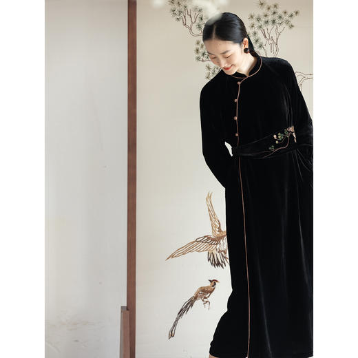 牧衣游原创 丝绒净色连衣裙秋季新款复古立领气质新中式长裙 庭雨 商品图2