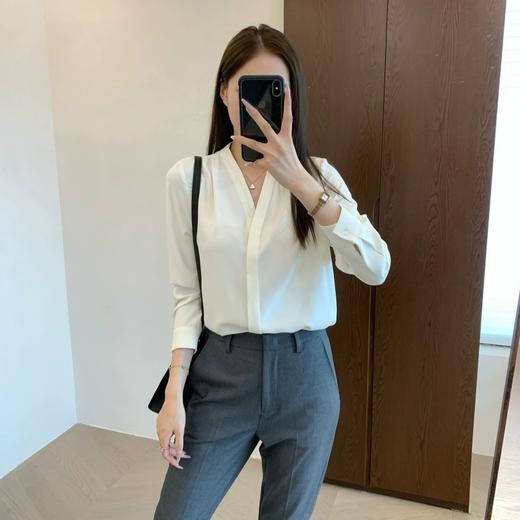 秋新法式气质垂坠丝滑V领暗门襟肩部重工捏褶长袖衬衫 商品图0