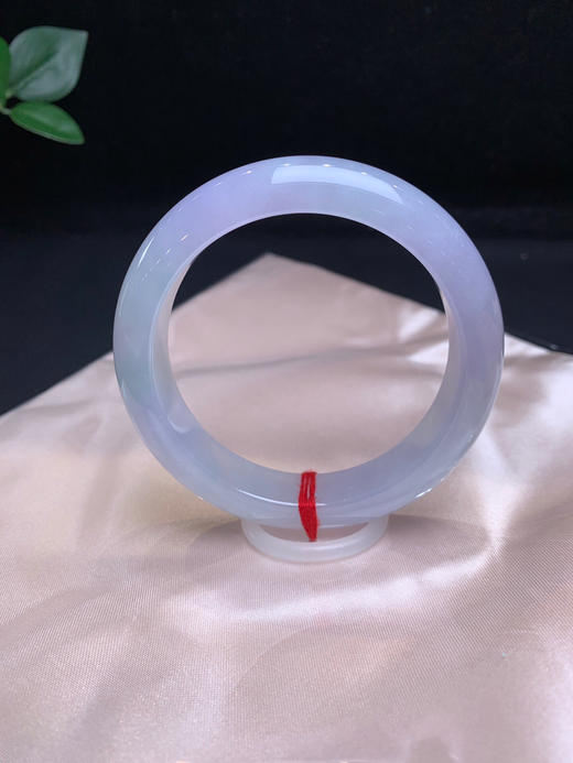 620717，56.3冰春彩手镯，13.3-9mm 条形很好 淡紫底飘清新绿。润润的 商品图1