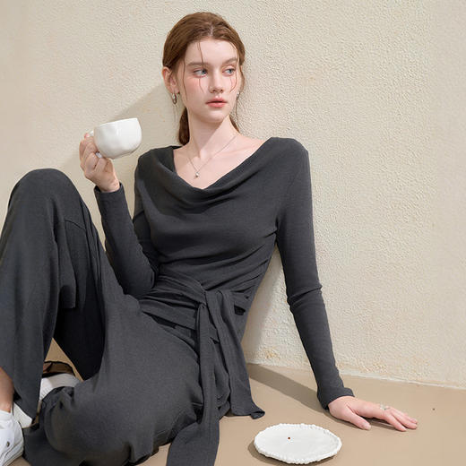 西遇气质休闲针织套装女秋季荡领长袖T恤直筒休闲裤两件套V2951194 商品图3