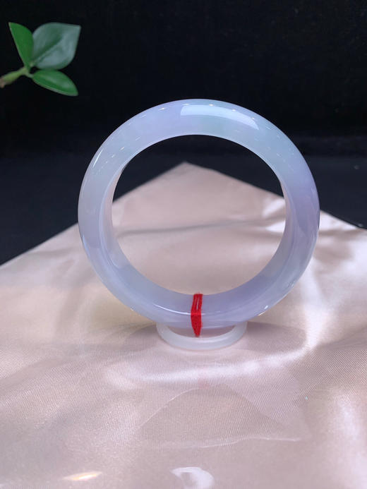 620717，56.3冰春彩手镯，13.3-9mm 条形很好 淡紫底飘清新绿。润润的 商品图0