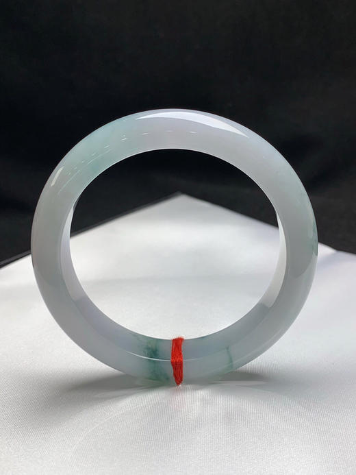 620713，57圈口，糯化飘花正圈平安镯，白底飘蓝花，水头好，细腻清爽 商品图3