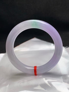 620707，57.8圈口，冰春彩圆条美人条，粉紫飘一抹甜绿，种水好，底子细润