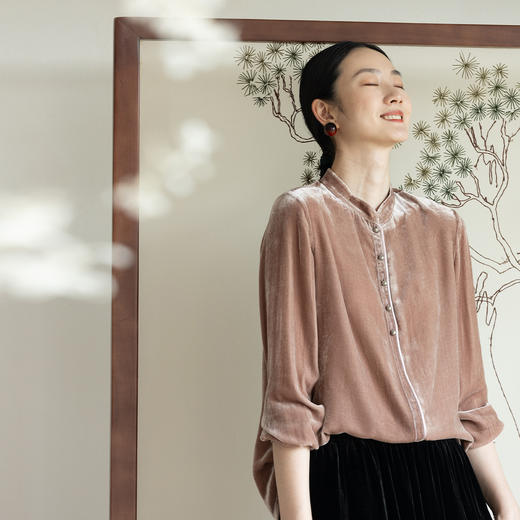 牧衣游原创 丝绒净色衬衫女秋季新款光泽感气质宽松百搭开衫 喜番 商品图0