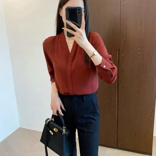 秋新法式气质垂坠丝滑V领暗门襟肩部重工捏褶长袖衬衫 商品图9