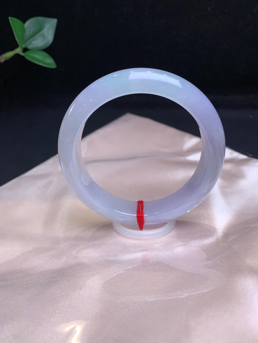 620717，56.3冰春彩手镯，13.3-9mm 条形很好 淡紫底飘清新绿。润润的 商品图5