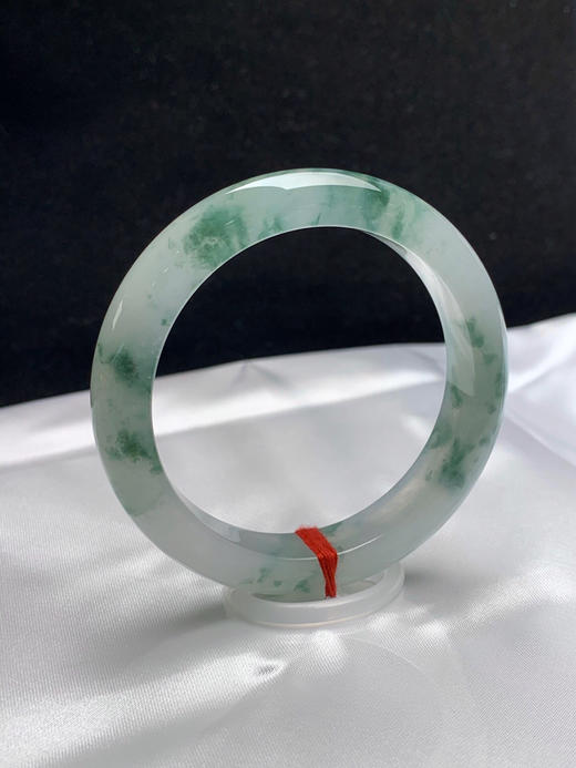 620711，55.3圈口，冰飘花正圈平安镯，老种，冰透起光，白底飘蓝花，条形秀气 商品图1