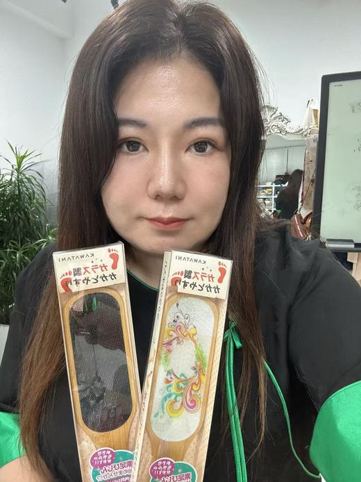 【脚后跟死皮去除板  刮脚板】纳米玻璃磨脚器， 5cm*24cm，安全不伤肤，又能高效清洁，卫生易打理，使用时随手拿起就能用，手柄尾部精心设计挂绳，用完随手一挂，不占空间，取用轻松方便 商品图8