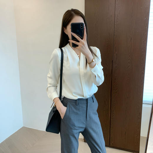 秋新法式气质垂坠丝滑V领暗门襟肩部重工捏褶长袖衬衫 商品图1