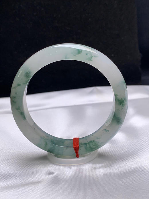 620711，55.3圈口，冰飘花正圈平安镯，老种，冰透起光，白底飘蓝花，条形秀气 商品图3