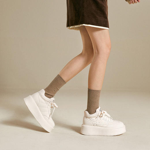 千百度厚底板鞋女款加绒高帮鞋小白鞋增高运动休闲鞋A25687095 商品图1