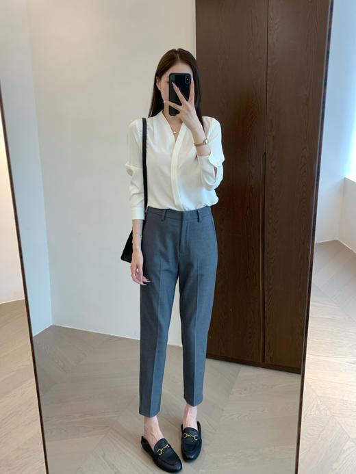 秋新法式气质垂坠丝滑V领暗门襟肩部重工捏褶长袖衬衫 商品图2