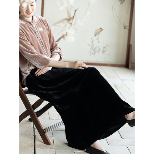 牧衣游原创 丝绒净色半身裙秋季新款显瘦黑色百搭宽松A字裙 酯禧 商品图3