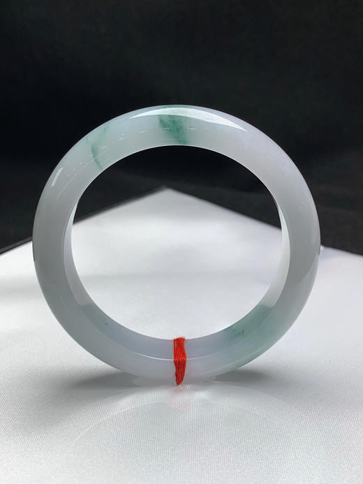 620713，57圈口，糯化飘花正圈平安镯，白底飘蓝花，水头好，细腻清爽 商品图0