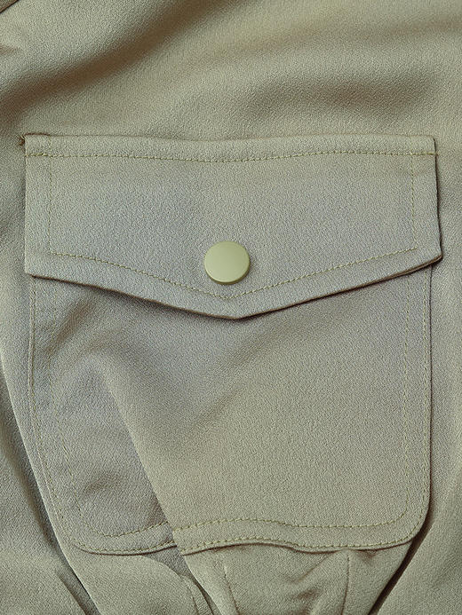 时尚卡其色立领短款夹克外套女 双口袋棒球服风上衣 商品图3