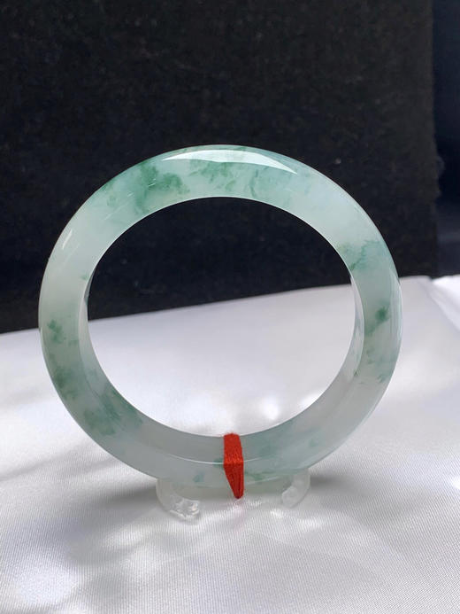 620711，55.3圈口，冰飘花正圈平安镯，老种，冰透起光，白底飘蓝花，条形秀气 商品图4