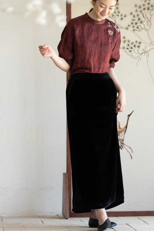 牧衣游原创 净色丝绒半裙秋季新品宽松显瘦垂感百搭直筒半裙 凝光 商品图5