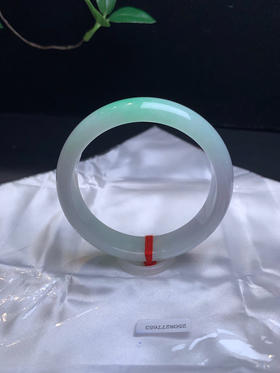 620695，58.5 飘绿正圈手镯，15.3-9.4mm 宽版条型 一节清新绿底，润润的