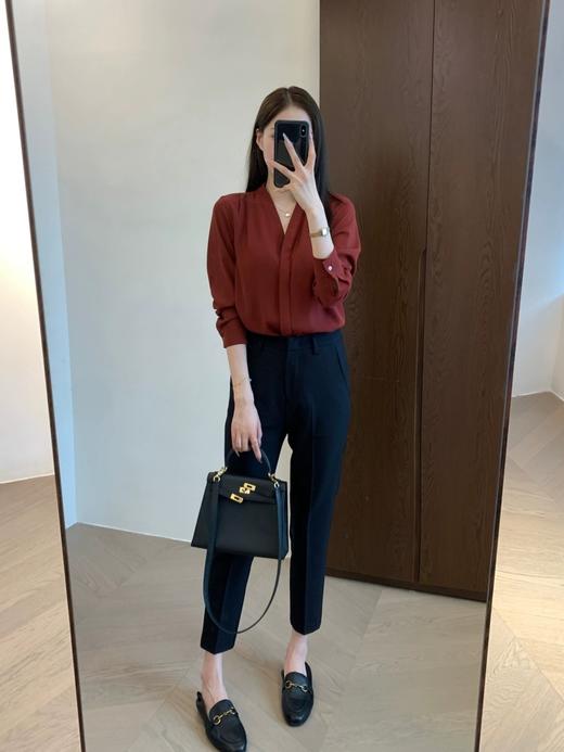 秋新法式气质垂坠丝滑V领暗门襟肩部重工捏褶长袖衬衫 商品图12