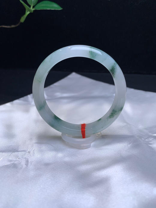 620697，52 飘花正圈手镯，10.7-7.2mm，很秀气的细条正圈 商品图0