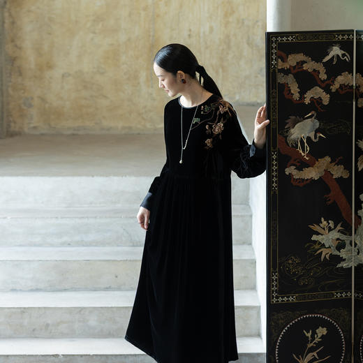 牧衣游原创 丝绒精工手绣连衣裙女新品宽松圆领复古文艺长裙 高绿 商品图0