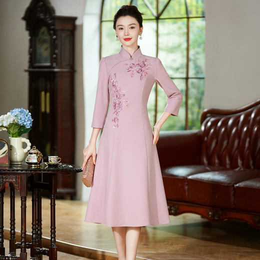 2025秋新礼服 刺绣粉色紫色婚庆婚宴妈妈喜婆婆连衣裙TQ7102 商品图3
