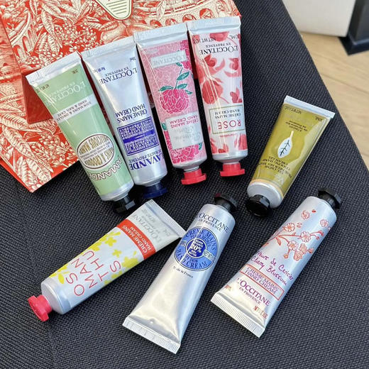 【双12嗨购节】【全球购·送礼袋】2025新款 欧舒丹八件套护手霜30ML*8支甜扁桃/马鞭草/云中月桂/薰衣草香/芍药花香/甜蜜樱花/玫瑰之心/经典乳木果-wskl581 商品图7